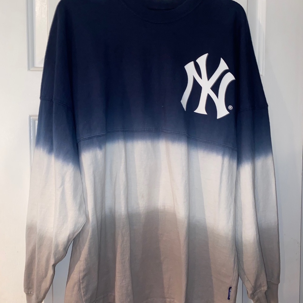 Woman’s NYY Long Sleeve✨MEDIUM